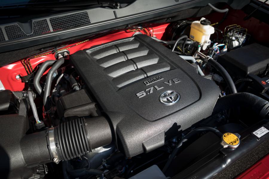 Моторный отсек Toyota Tundra Limited Double Cab 2017 года  (фото 6 из 15)
